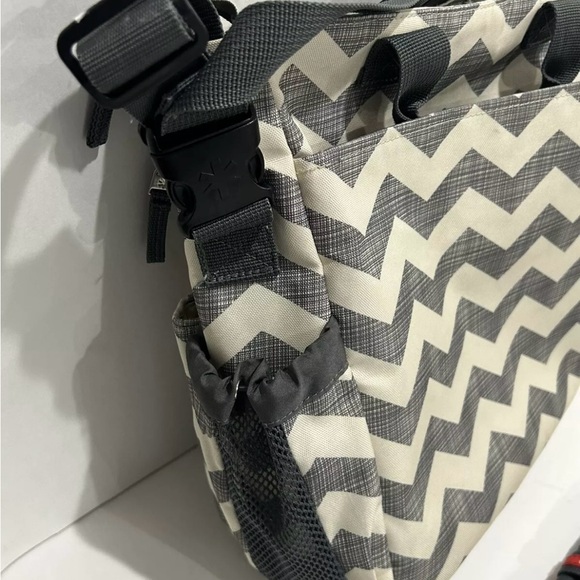 Skip Hop Duo Signature Diaper Bag Gray/Beige Chevron Design Stroller Straps Zip - Picture 8 of 9